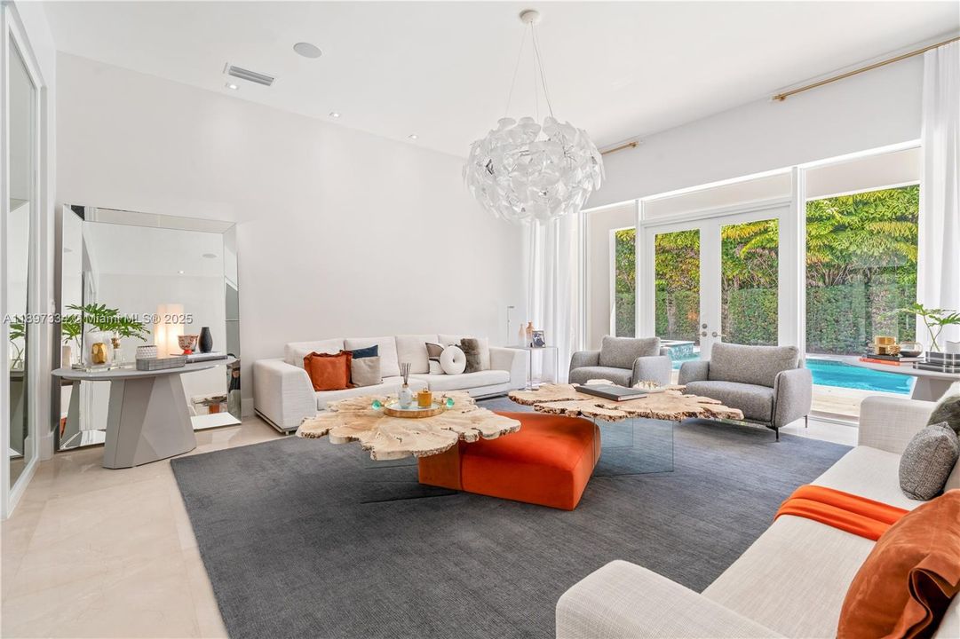 最近售出: $3,320,000 (6 贝兹, 6 浴室, 4303 平方英尺)