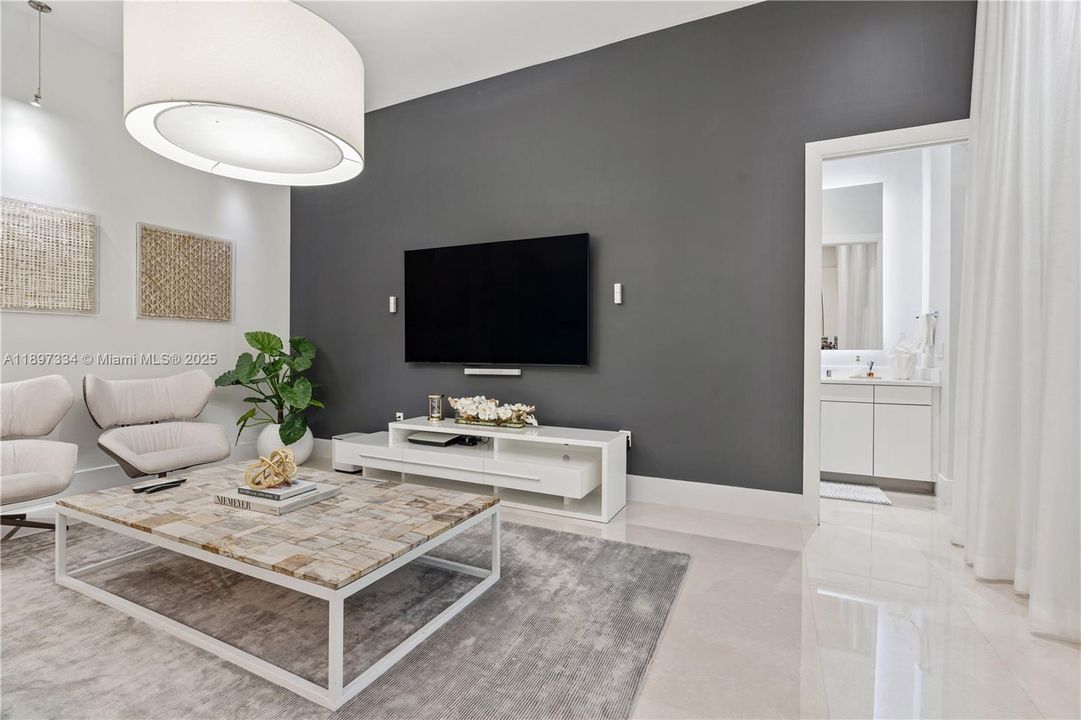 最近售出: $3,320,000 (6 贝兹, 6 浴室, 4303 平方英尺)