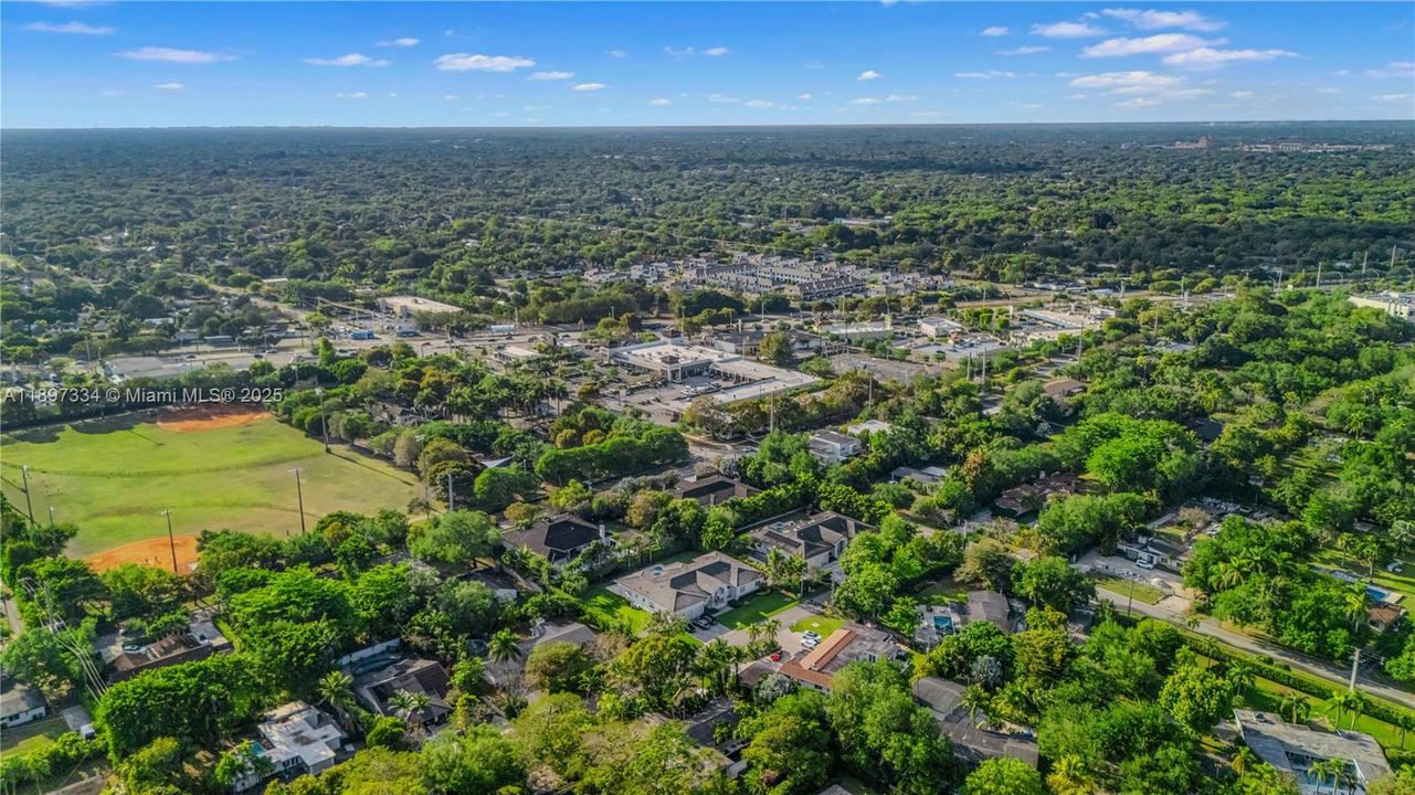 最近售出: $3,320,000 (6 贝兹, 6 浴室, 4303 平方英尺)