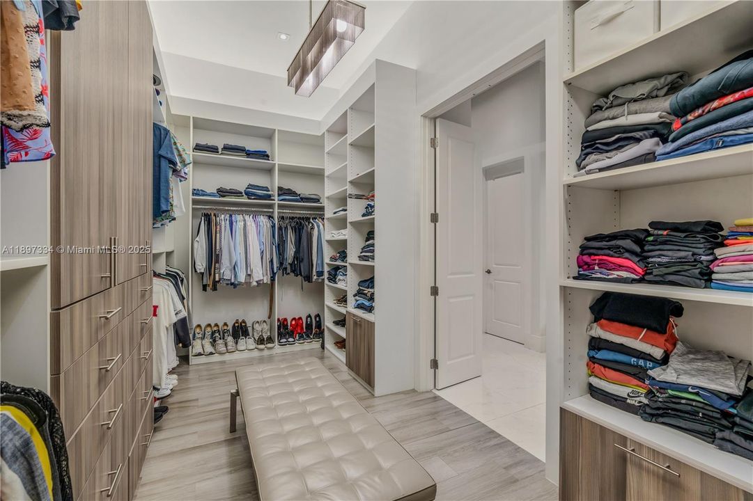 最近售出: $3,320,000 (6 贝兹, 6 浴室, 4303 平方英尺)