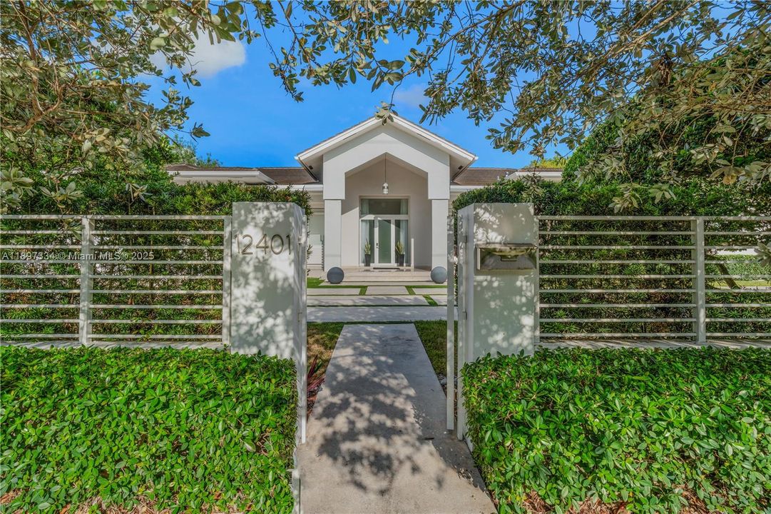 最近售出: $3,320,000 (6 贝兹, 6 浴室, 4303 平方英尺)