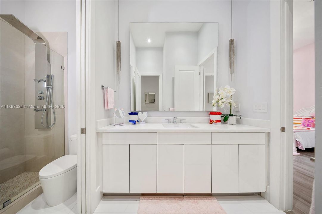 最近售出: $3,320,000 (6 贝兹, 6 浴室, 4303 平方英尺)