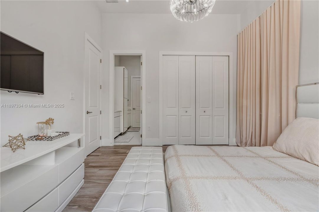 最近售出: $3,320,000 (6 贝兹, 6 浴室, 4303 平方英尺)