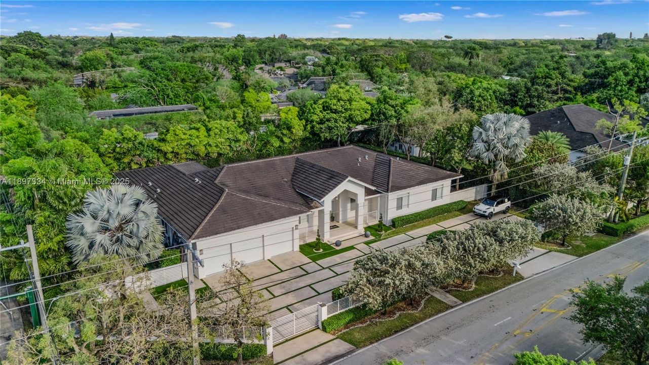 最近售出: $3,320,000 (6 贝兹, 6 浴室, 4303 平方英尺)