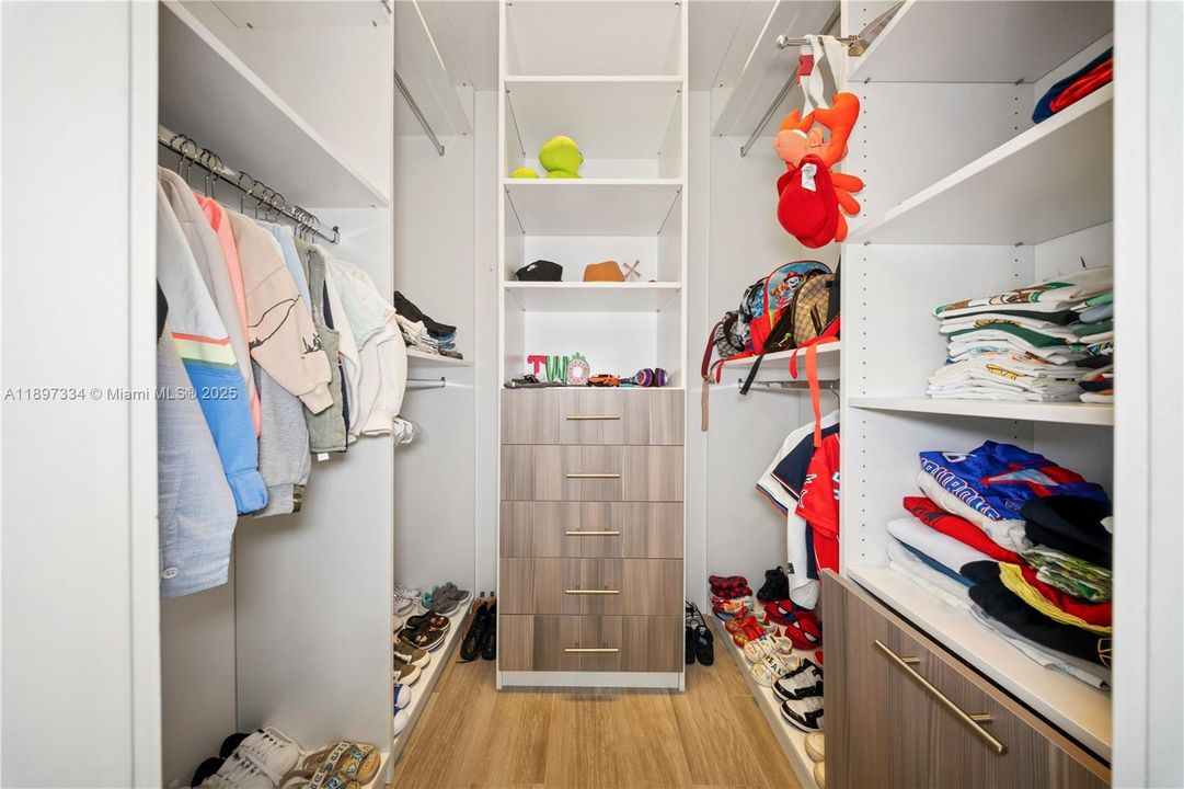 最近售出: $3,320,000 (6 贝兹, 6 浴室, 4303 平方英尺)