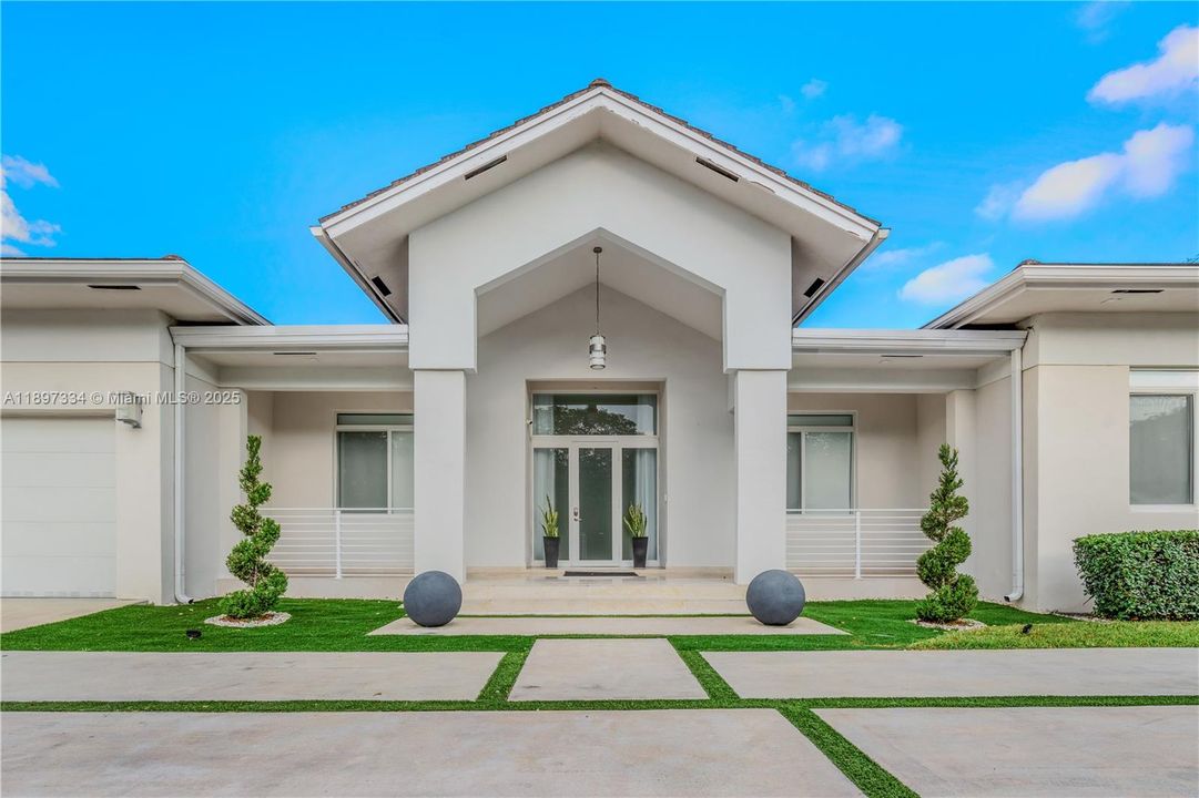 最近售出: $3,320,000 (6 贝兹, 6 浴室, 4303 平方英尺)