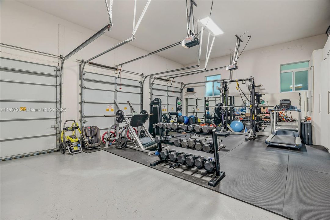 最近售出: $3,320,000 (6 贝兹, 6 浴室, 4303 平方英尺)