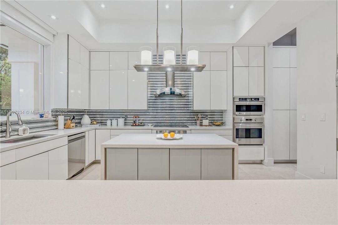 最近售出: $3,320,000 (6 贝兹, 6 浴室, 4303 平方英尺)