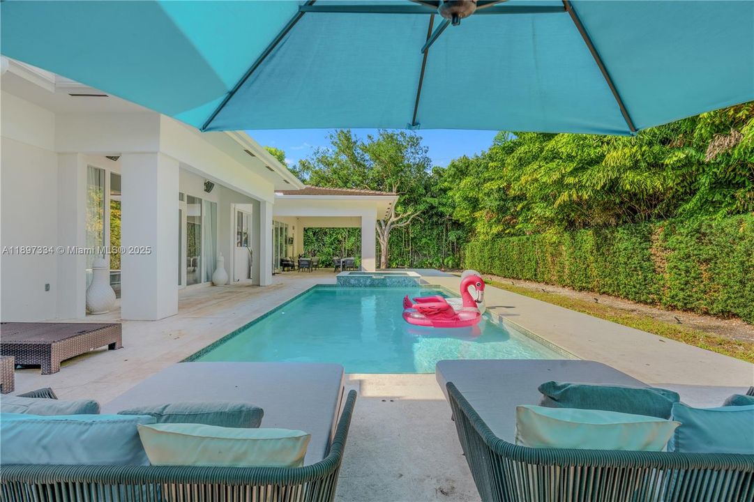 最近售出: $3,320,000 (6 贝兹, 6 浴室, 4303 平方英尺)