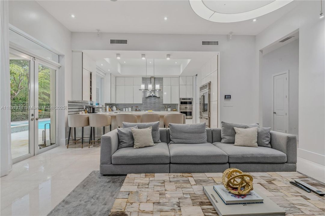 最近售出: $3,320,000 (6 贝兹, 6 浴室, 4303 平方英尺)