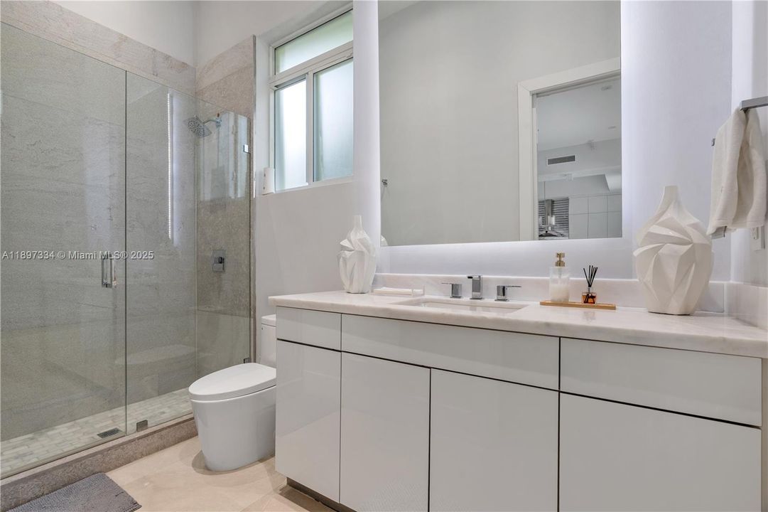 最近售出: $3,320,000 (6 贝兹, 6 浴室, 4303 平方英尺)