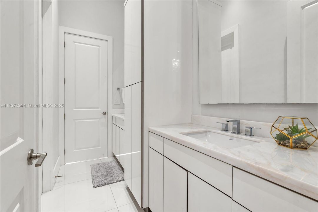 最近售出: $3,320,000 (6 贝兹, 6 浴室, 4303 平方英尺)