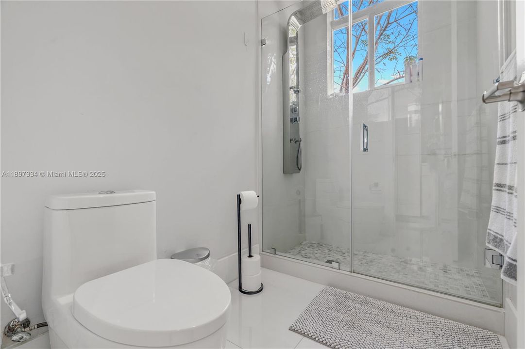 最近售出: $3,320,000 (6 贝兹, 6 浴室, 4303 平方英尺)