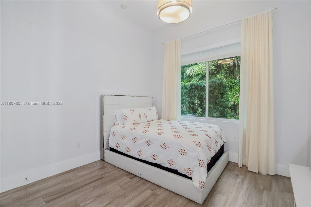 最近售出: $3,320,000 (6 贝兹, 6 浴室, 4303 平方英尺)