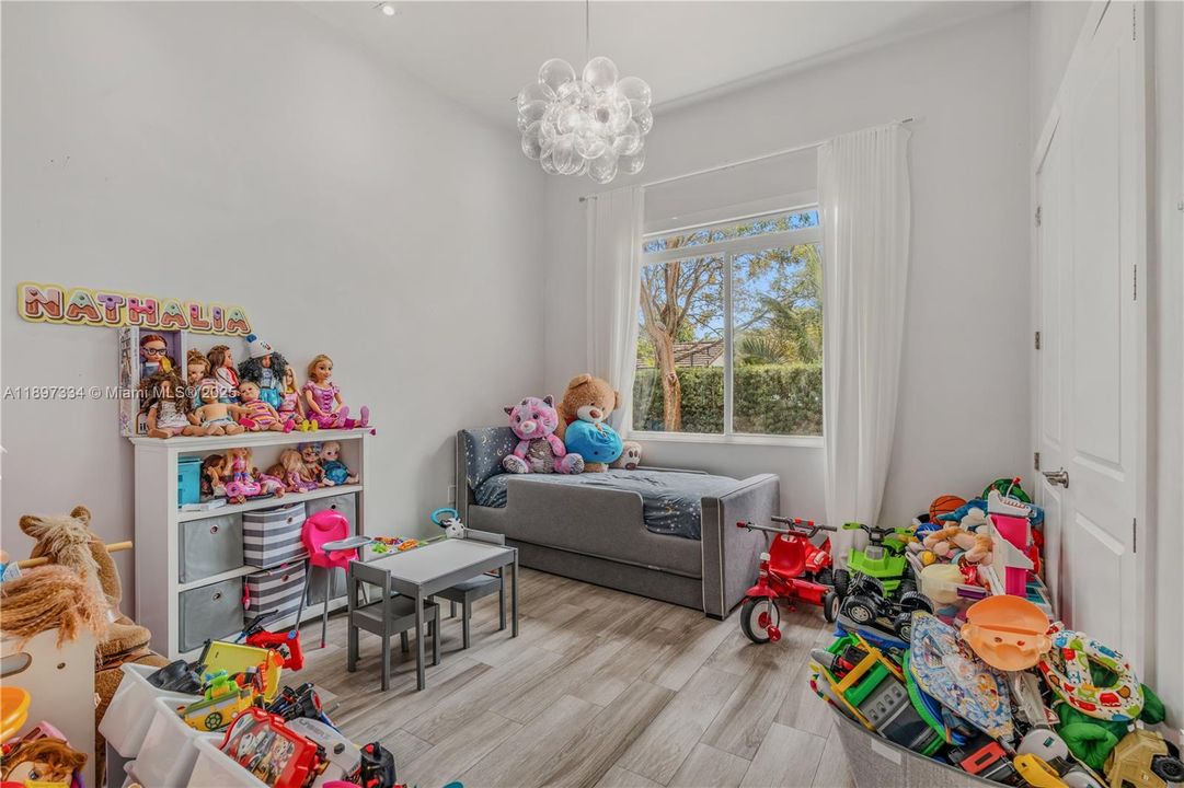 最近售出: $3,320,000 (6 贝兹, 6 浴室, 4303 平方英尺)