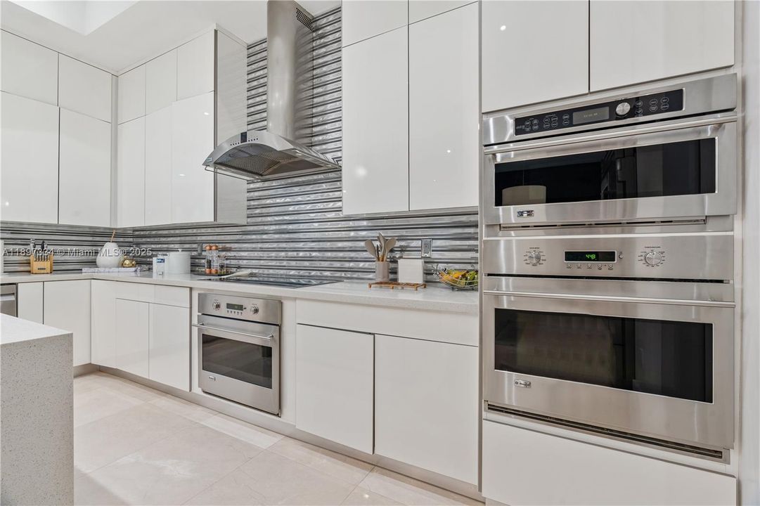 最近售出: $3,320,000 (6 贝兹, 6 浴室, 4303 平方英尺)