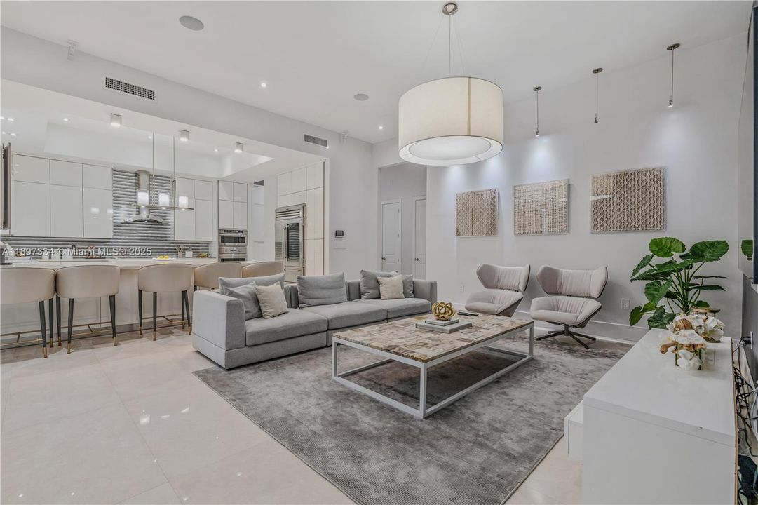 最近售出: $3,320,000 (6 贝兹, 6 浴室, 4303 平方英尺)