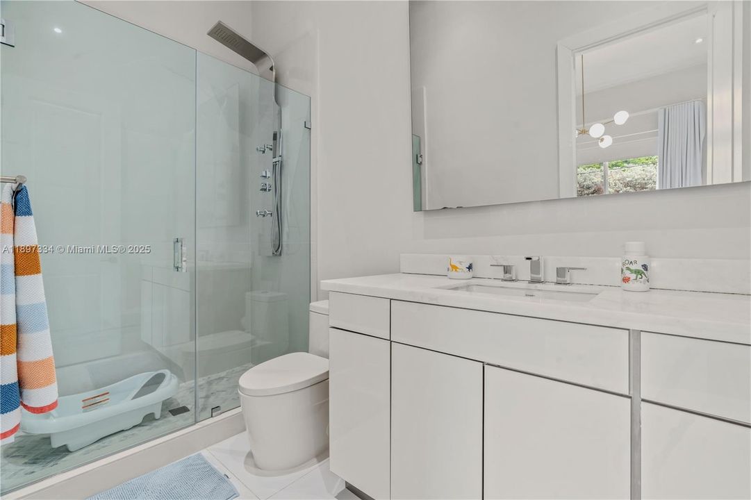 最近售出: $3,320,000 (6 贝兹, 6 浴室, 4303 平方英尺)