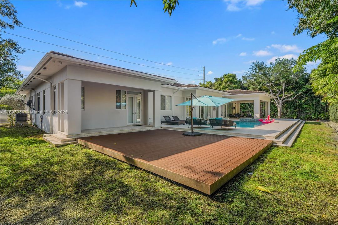 最近售出: $3,320,000 (6 贝兹, 6 浴室, 4303 平方英尺)