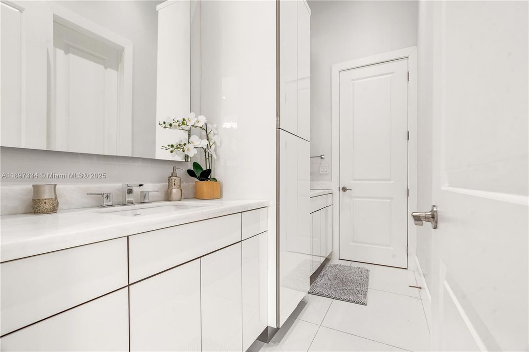 最近售出: $3,320,000 (6 贝兹, 6 浴室, 4303 平方英尺)