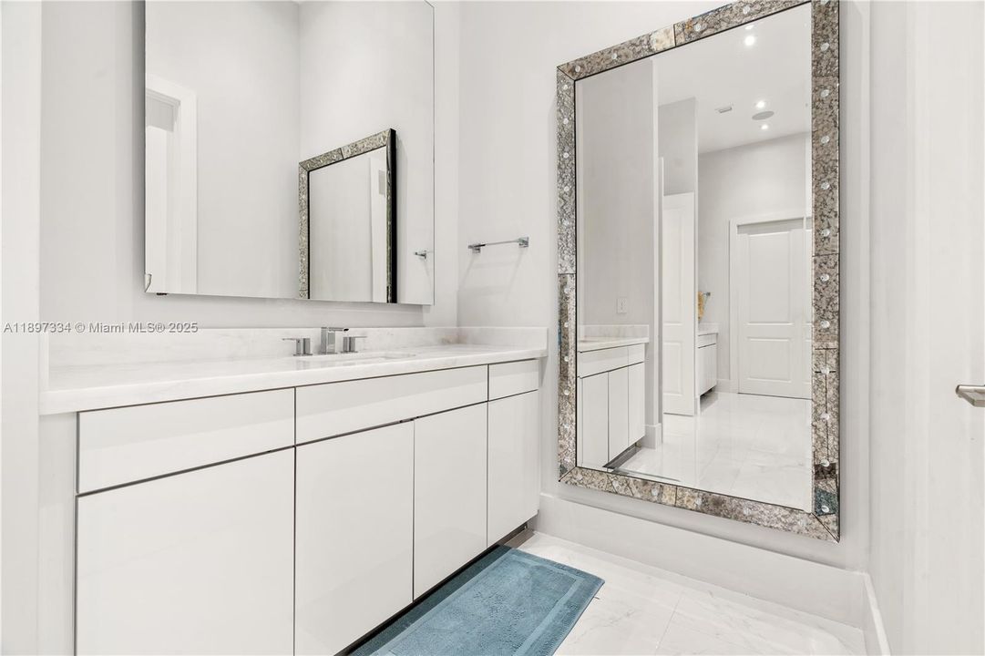 最近售出: $3,320,000 (6 贝兹, 6 浴室, 4303 平方英尺)