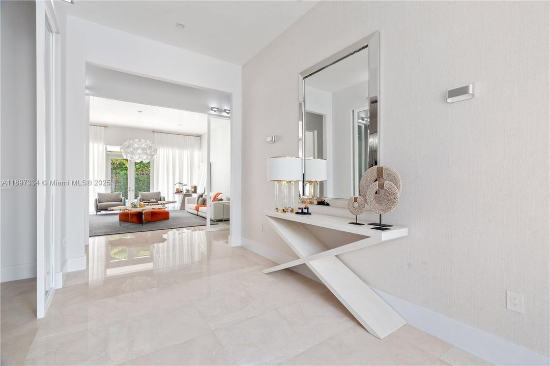 最近售出: $3,320,000 (6 贝兹, 6 浴室, 4303 平方英尺)