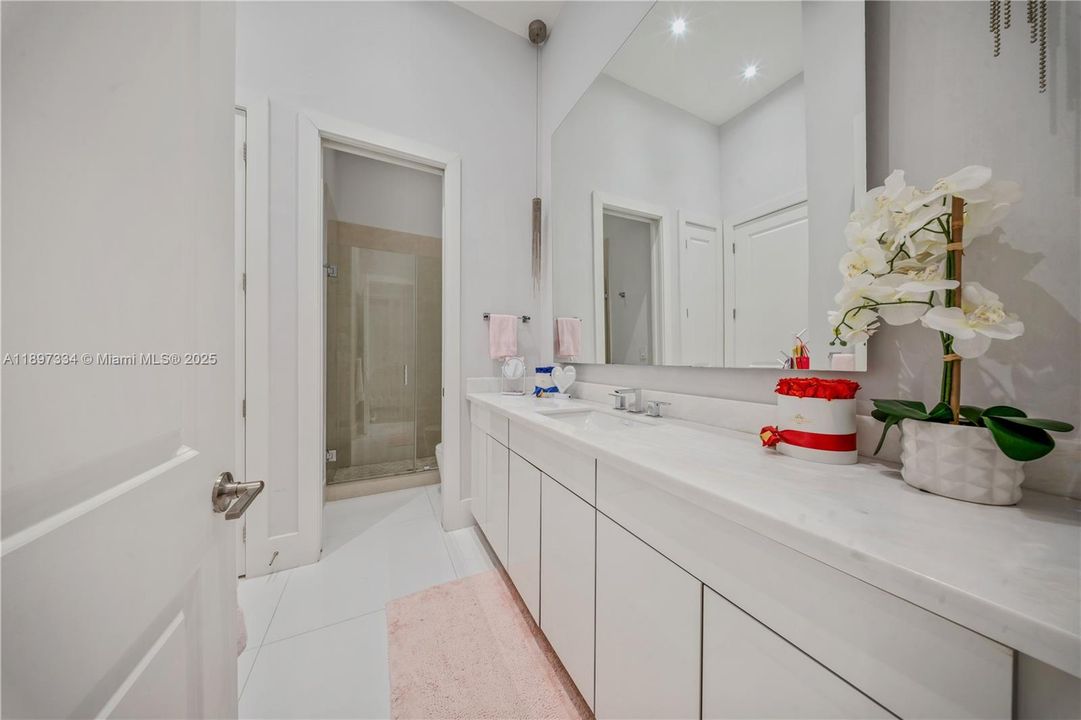 最近售出: $3,320,000 (6 贝兹, 6 浴室, 4303 平方英尺)