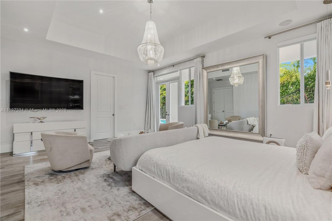 最近售出: $3,320,000 (6 贝兹, 6 浴室, 4303 平方英尺)