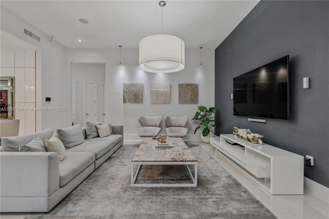 最近售出: $3,320,000 (6 贝兹, 6 浴室, 4303 平方英尺)