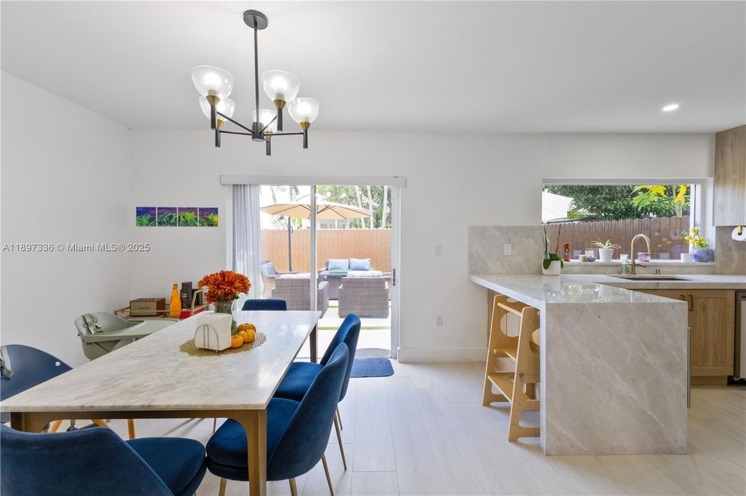 待售: $649,000 (3 贝兹, 3 浴室, 1425 平方英尺)