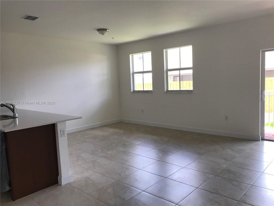 For Rent: $2,800 (3 beds, 2 baths, 1270 Square Feet)