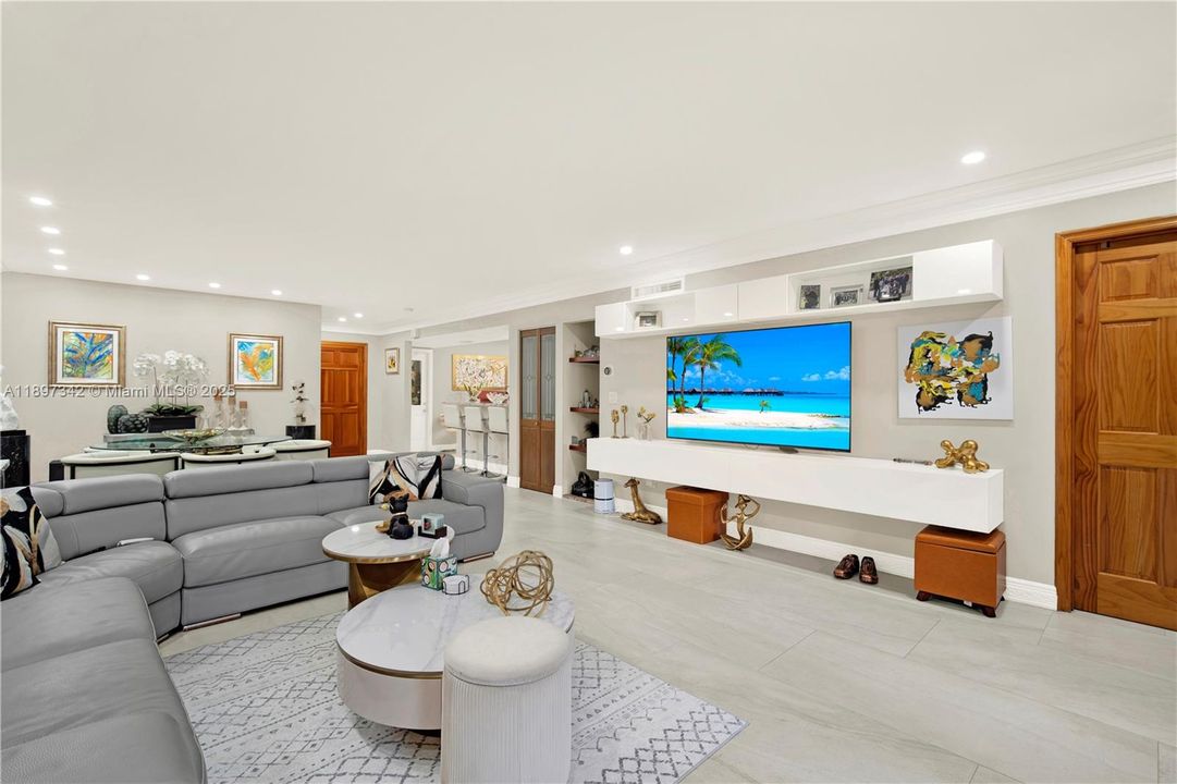 Recently Sold: $700,000 (3 beds, 2 baths, 1825 Square Feet)