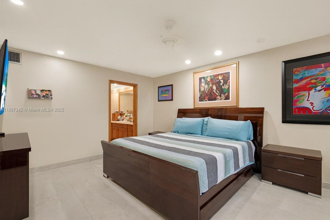 Recently Sold: $700,000 (3 beds, 2 baths, 1825 Square Feet)