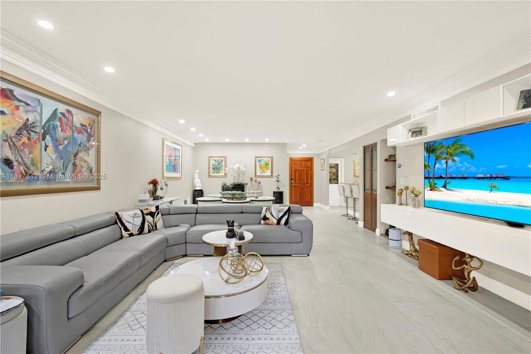 Recently Sold: $700,000 (3 beds, 2 baths, 1825 Square Feet)