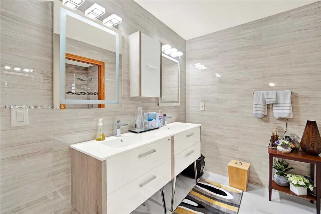 Recently Sold: $700,000 (3 beds, 2 baths, 1825 Square Feet)