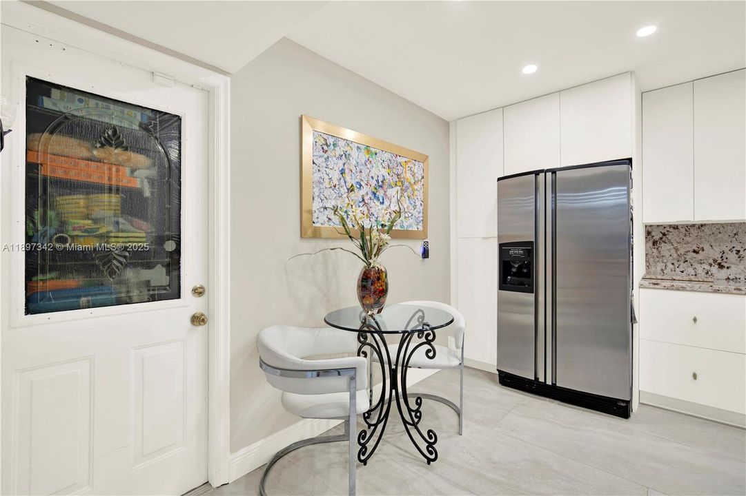 Recently Sold: $700,000 (3 beds, 2 baths, 1825 Square Feet)