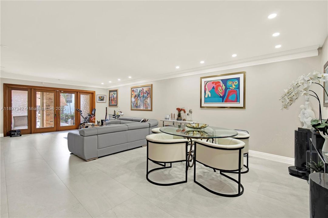 Recently Sold: $700,000 (3 beds, 2 baths, 1825 Square Feet)