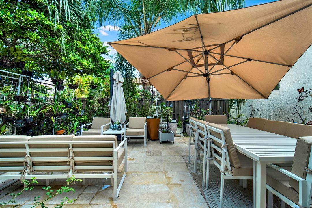 Recently Sold: $700,000 (3 beds, 2 baths, 1825 Square Feet)