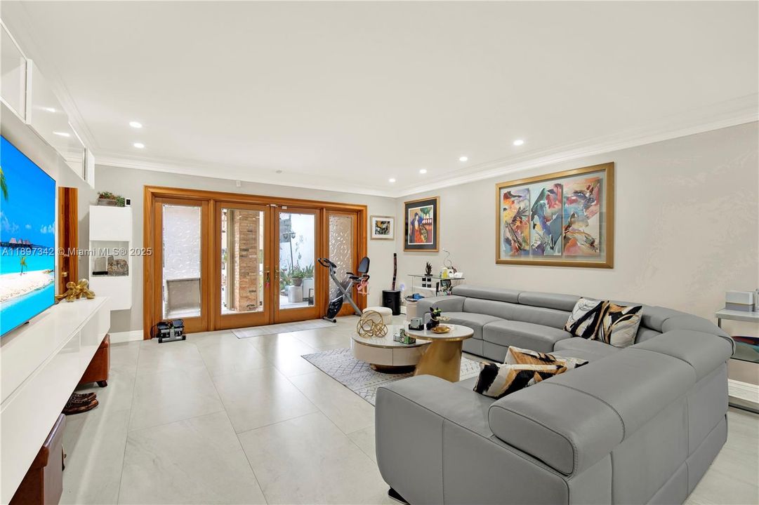 Recently Sold: $700,000 (3 beds, 2 baths, 1825 Square Feet)