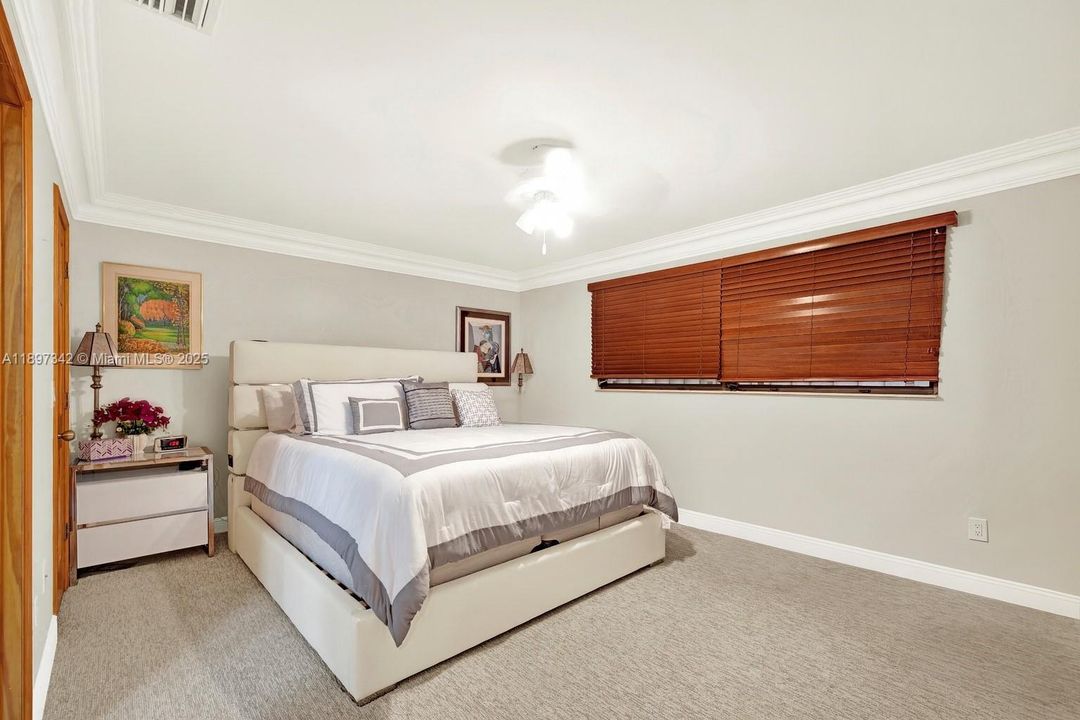 Recently Sold: $700,000 (3 beds, 2 baths, 1825 Square Feet)