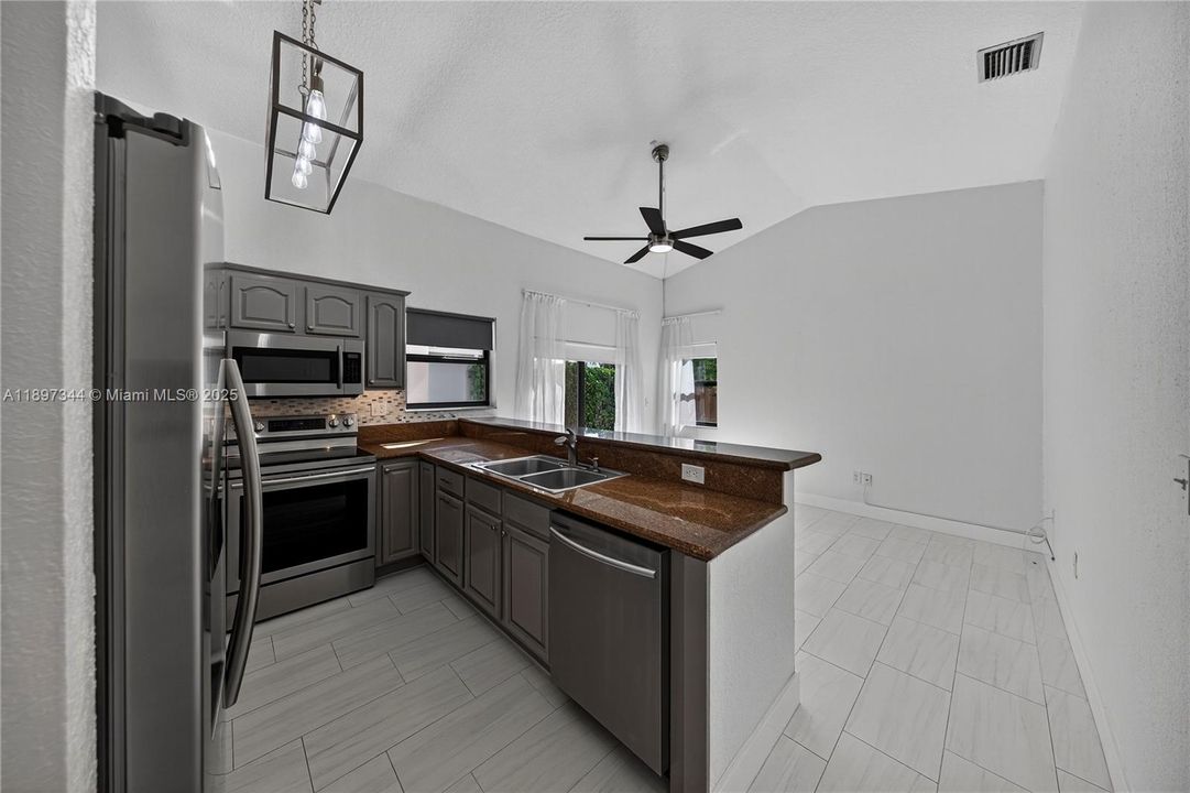 最近租的: $3,950 (3 贝兹, 2 浴室, 1546 平方英尺)