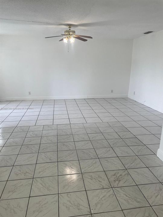 合同活跃: $1,650 (2 贝兹, 2 浴室, 1036 平方英尺)