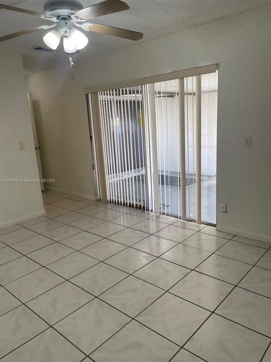 合同活跃: $1,650 (2 贝兹, 2 浴室, 1036 平方英尺)