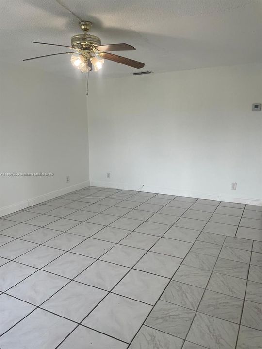 合同活跃: $1,650 (2 贝兹, 2 浴室, 1036 平方英尺)