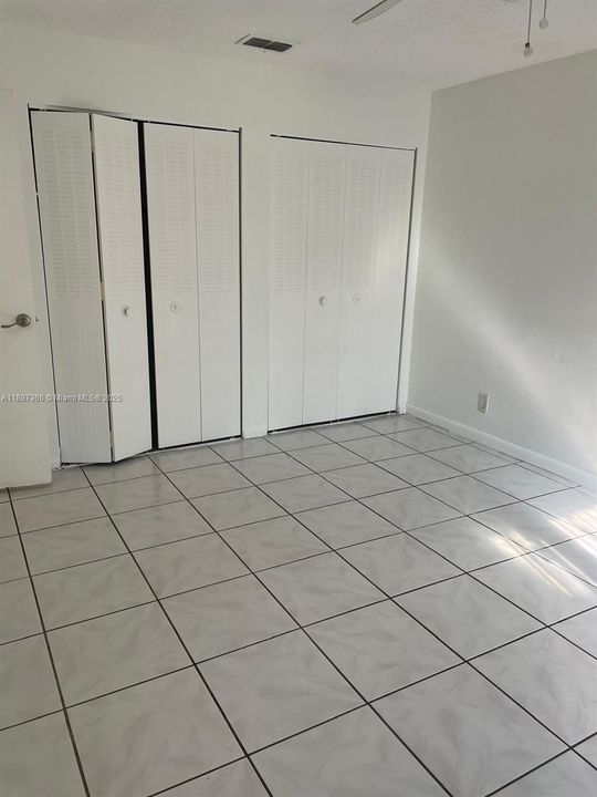 合同活跃: $1,650 (2 贝兹, 2 浴室, 1036 平方英尺)