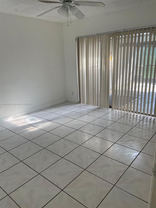 合同活跃: $1,650 (2 贝兹, 2 浴室, 1036 平方英尺)