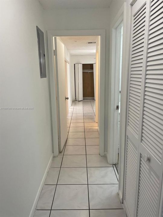 合同活跃: $1,650 (2 贝兹, 2 浴室, 1036 平方英尺)