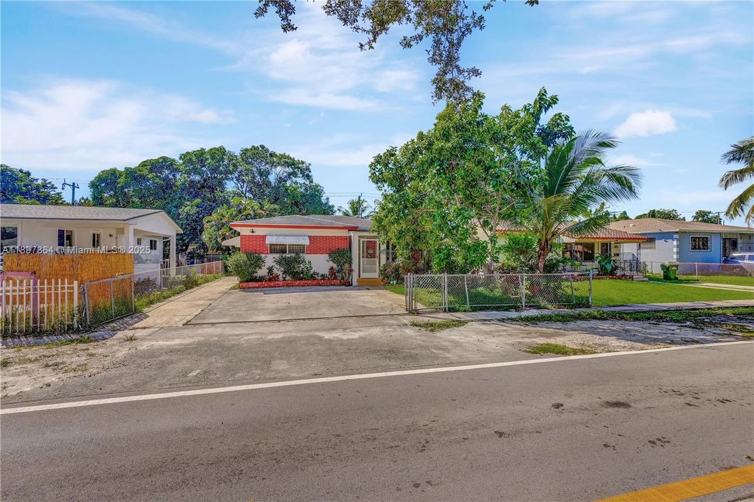 For Sale: $525,000 (4 beds, 3 baths, 1588 Square Feet)