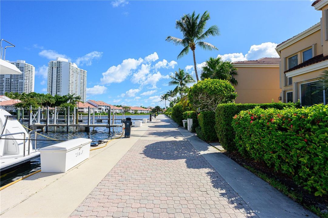 For Sale: $2,295,000 (3 beds, 3 baths, 2740 Square Feet)