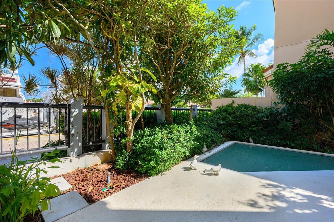 For Sale: $2,295,000 (3 beds, 3 baths, 2740 Square Feet)